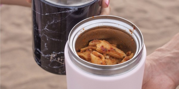 Ciepły posiłek na szlaku – termiczne lunch boxy z najwyższej półki